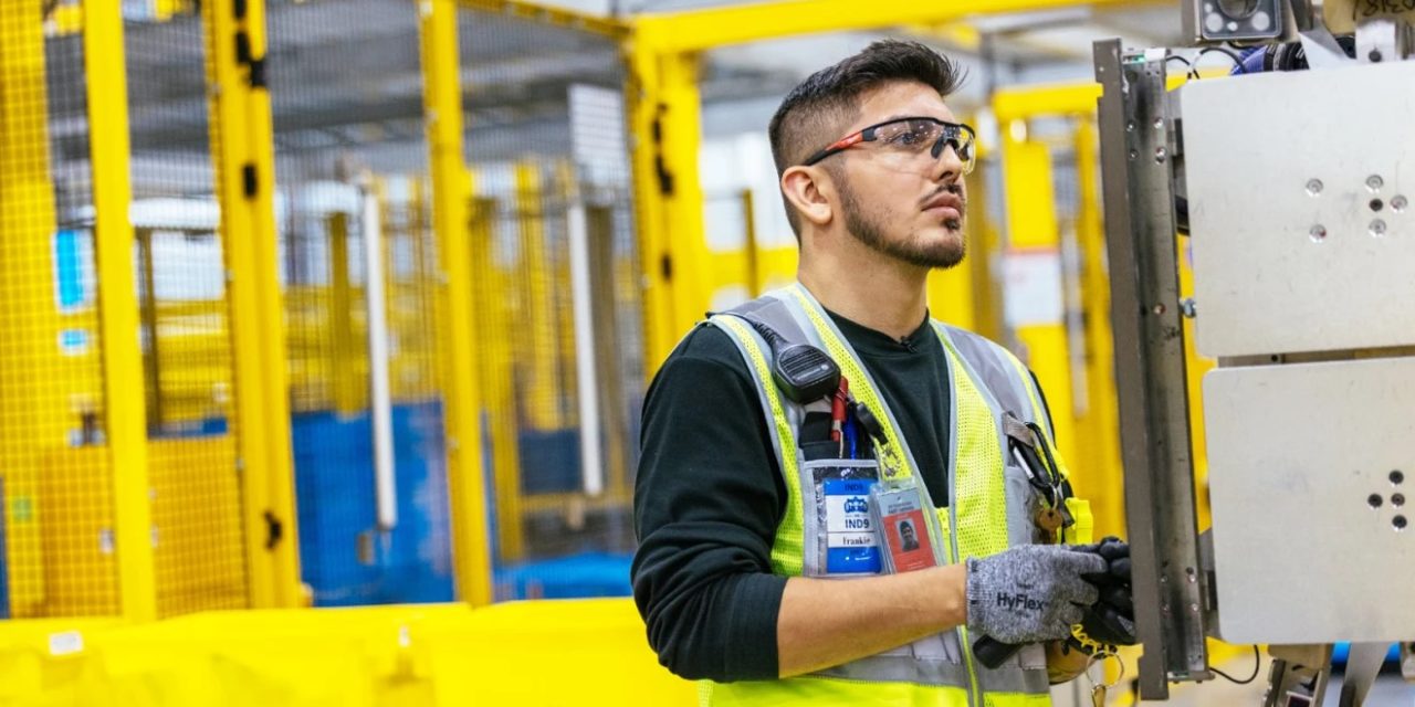 Amazon increases the hourly minimum pay for its frontline workers