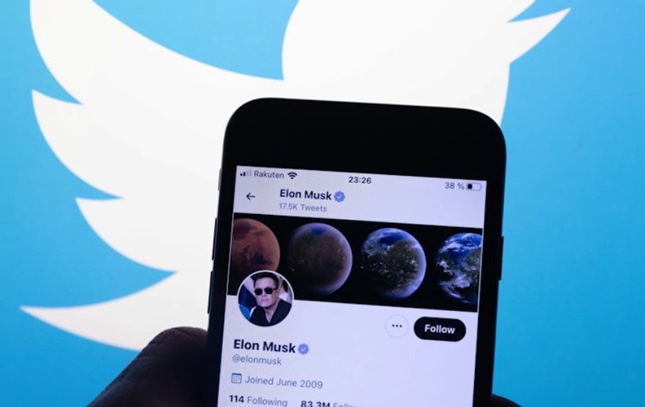 Elon Musk polls Twitter users on whether he should quit as CEO