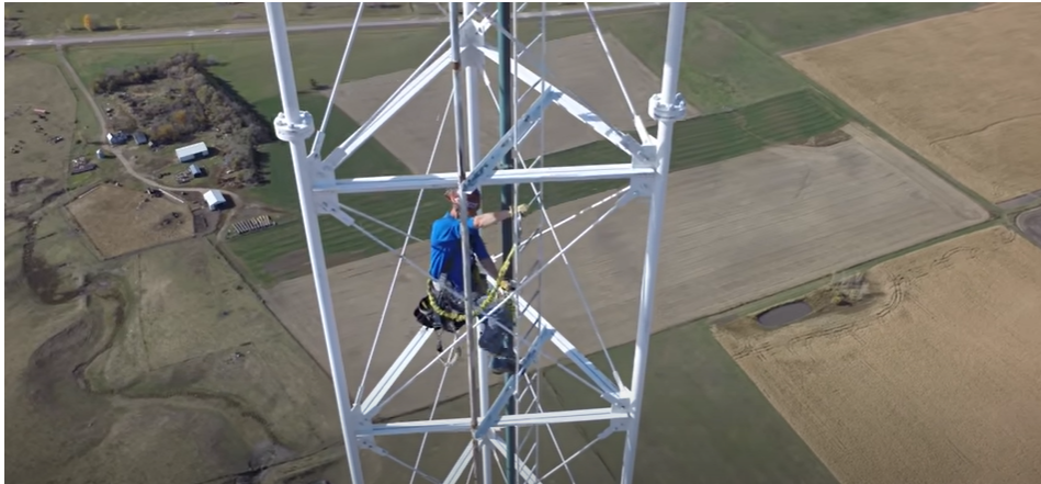 The daredevil tower climber who gets $20,000 a time to change a lightbulb